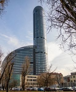 Mieszka w Sky Tower. Ma dość. "Nie da się tu funkcjonować"