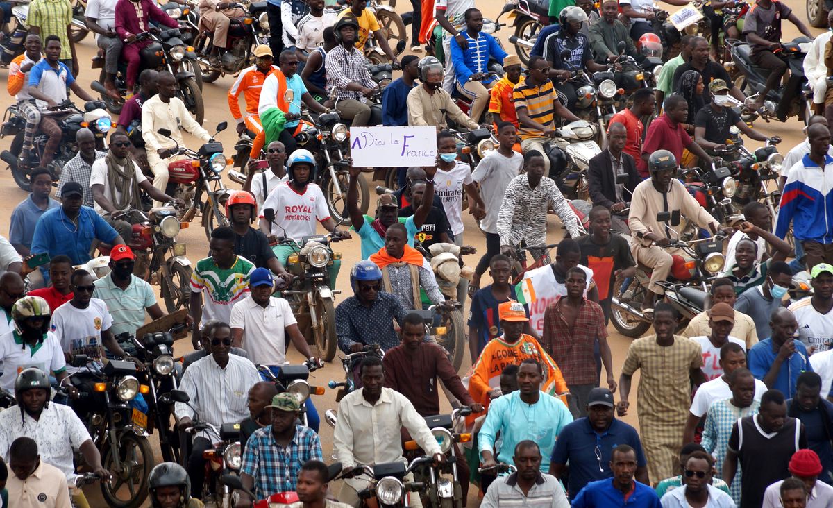 Niger. Demonstracje na ulicach po puczu wojskowym 26 lipca 