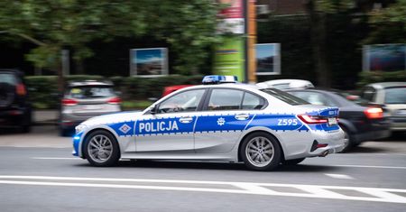 Nocny pościg ulicami Gdańska zakończony na słupie. Trwają poszukiwania kierowcy