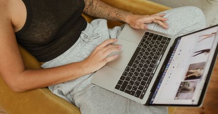 Z jakim zagrożeniem wiąże się wykorzystywanie sprzętu firmowego w celach prywatnych i jak się skutecznie zabezpieczyć