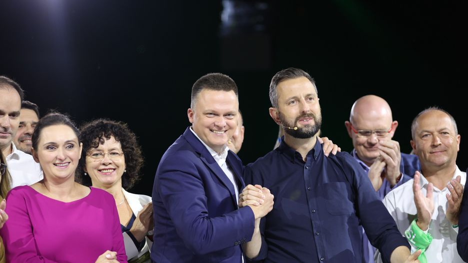 Katowice, 02.09.2023. Liderzy Trzeciej Drogi Szymon Hołownia (C-L) oraz Władysław Kosiniak-Kamysz (C-P) podczas inauguracji kampanii Koalicyjnego Komitetu Wyborczego Trzecia Droga Polska 2050 Szymona Hołowni � Polskie Stronnictwo Ludowe w katowicach, 2 bm. (miwi) PAP/Zbigniew Meissner