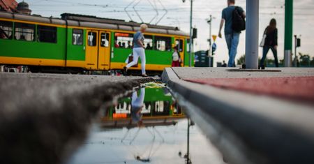 Zgroza w tramwaju w Poznaniu! Mężczyzna groził pasażerce pistoletem