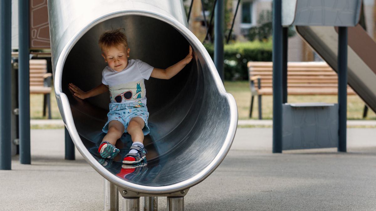 Osierocone dzieci są pozbawione prawa do 800 plus. Zdjęcie ilustracynje