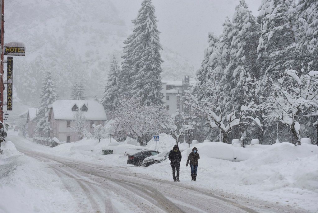 Atak zimy w Pirenejach w Hiszpanii