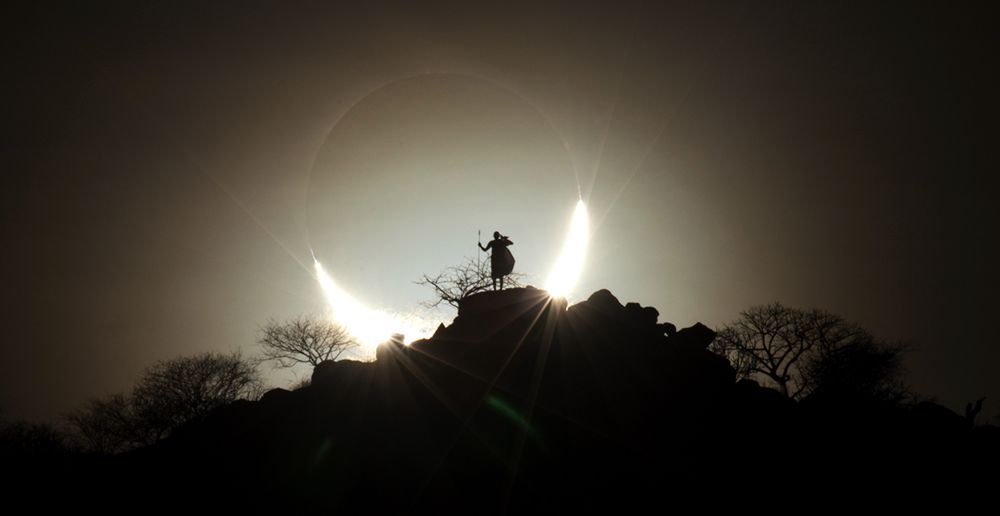 Zwycięskie zdjęcie kategorii Ludzie i Kosmos przedstawia zaćmienie Słońca w Kenii.