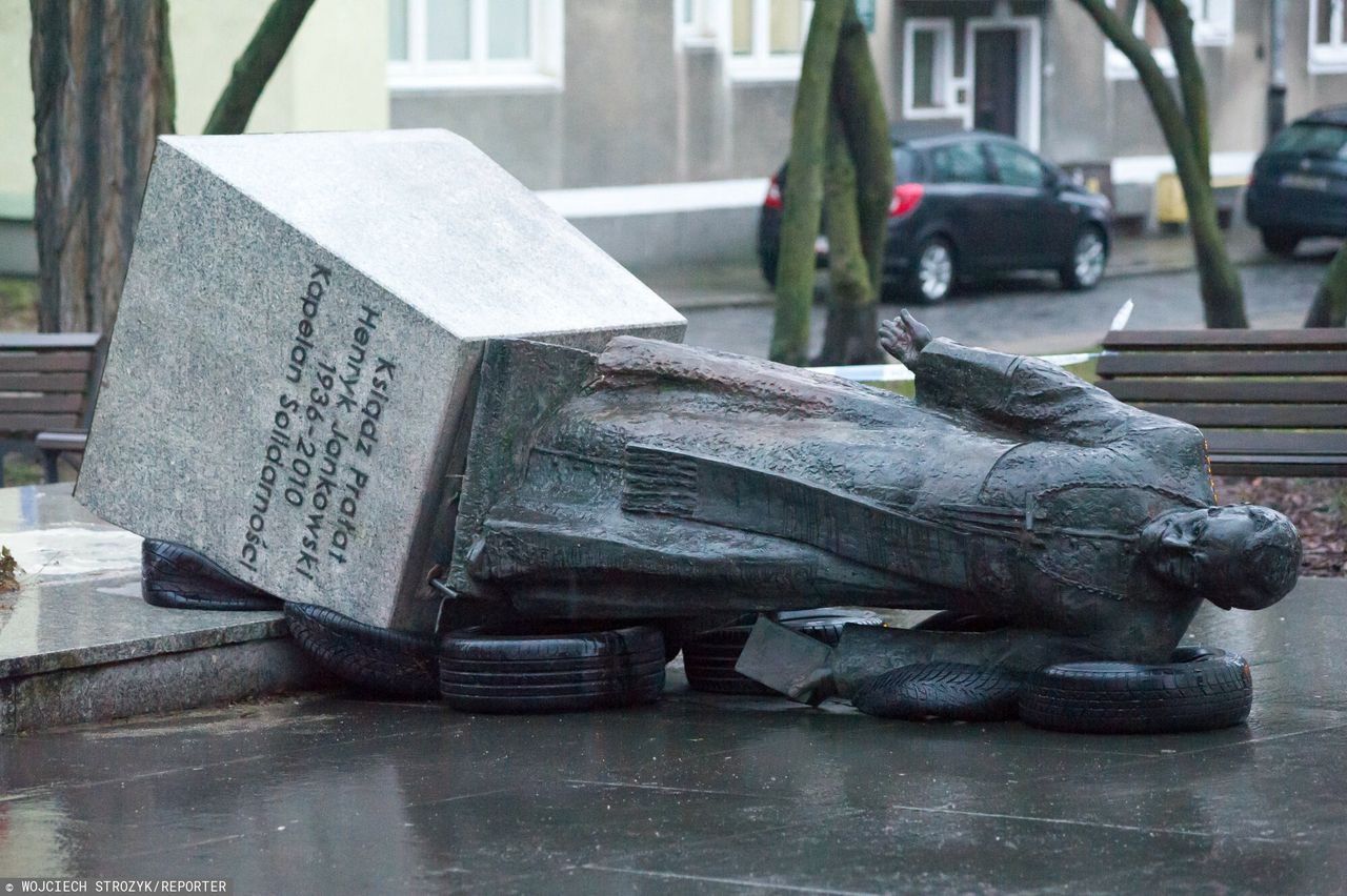 Gdańsk. Jest wyrok ws. obalenia pomnika ks. Henryka Jankowskiego