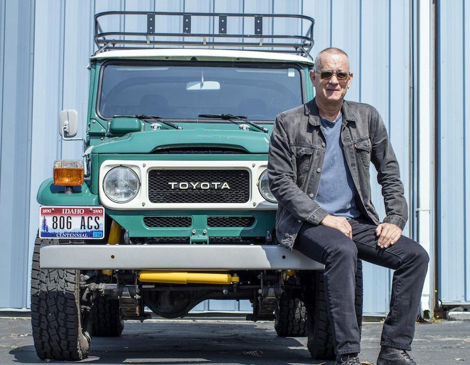 Tom Hanks sprzedaje swoją toyotę land cruiser. Choć brakuje jej do oryginału, cena nie będzie niska