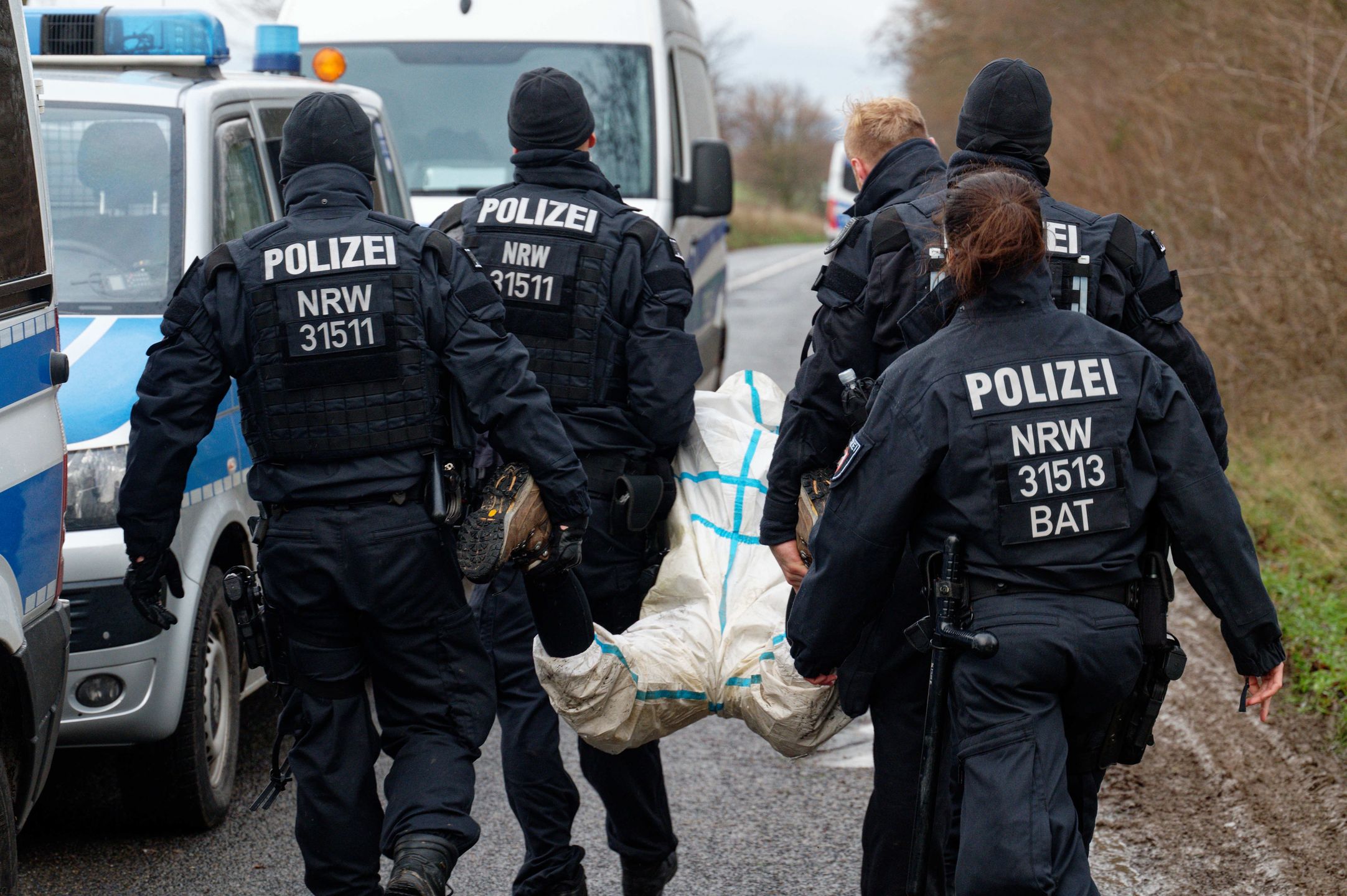 Activists block road to Luetzerath village set to be demolished
02 January 2023, North Rhine-Westphalia, Luetzerath: Police officers carry away an activist after they tried to stop the police preparation for the planned evacuation of the village of Luetzerath. German climate activists positioned themselves on Monday behind a burning barricade to stop construction workers reaching a village earmarked for demolition for mining works. Photo: Henning Kaiser/dpa 
Dostawca: PAP/DPA.
Henning Kaiser