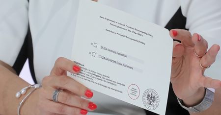 Wybory 2020. Przekupstwo w Sochaczewie. 10 zł i butelka alkoholu za oddanie głosu