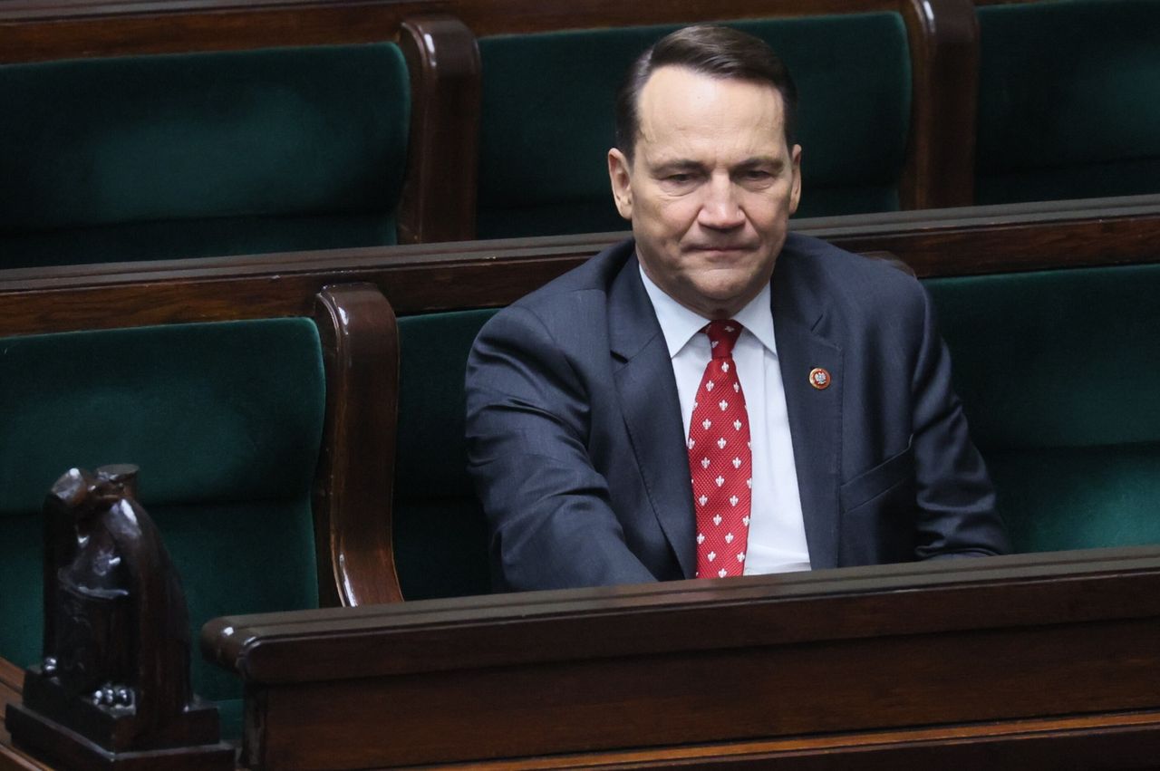 "Haracze dla pośredników". Sikorski tłumaczy, co rząd zrobił z problemem ws. wiz