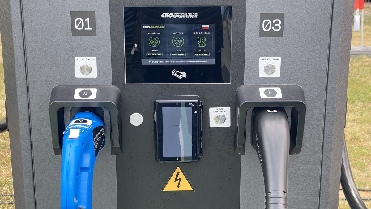 Otwarcie stacji ładowania Powerdot na parkingu Biedronki przy ul. Pałacowej w Warszawie