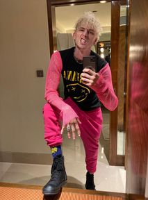 Raper Machine Gun Kelly nosi naszyjnik z KRWIĄ swojej dziewczyny