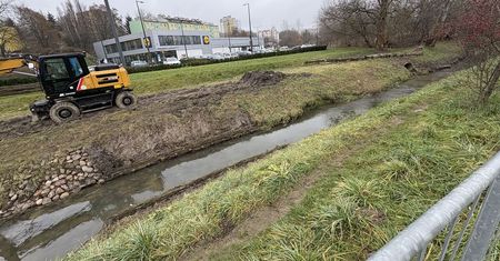 Kto zniszczył tamę bobrów obok Lidla na Czechówce? Na miejscu pracował ciężki sprzęt [ZDJĘCIA]