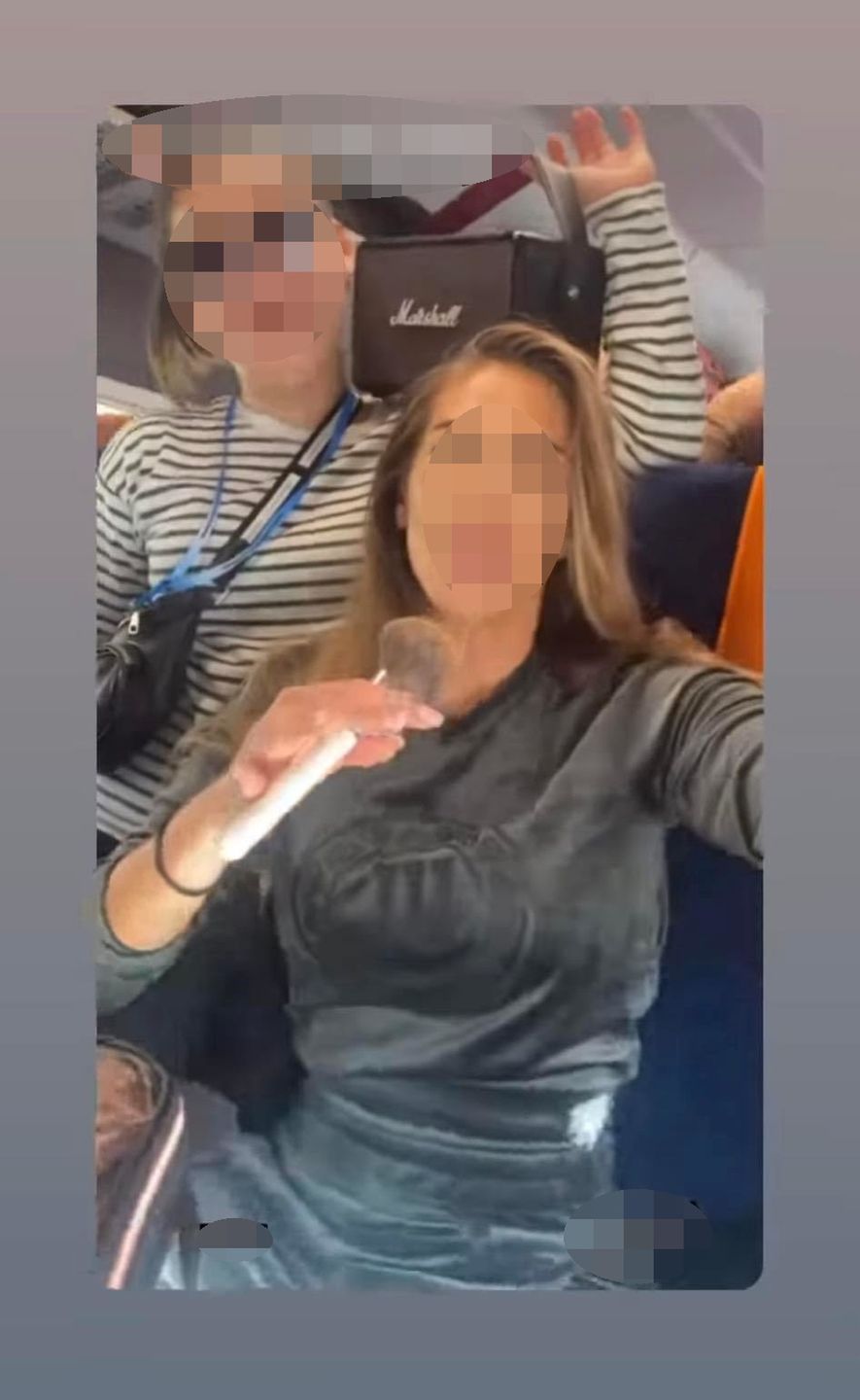 Izabela Macudzińska z koleżankami w pociągu