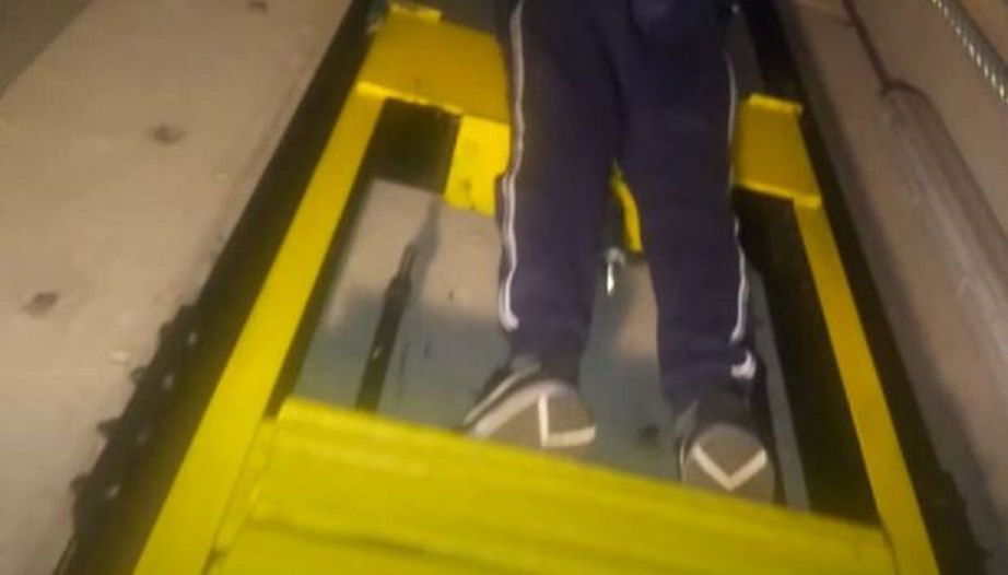 Dzieci wchodzą do szybu windy, by pojeździć na dachu wind