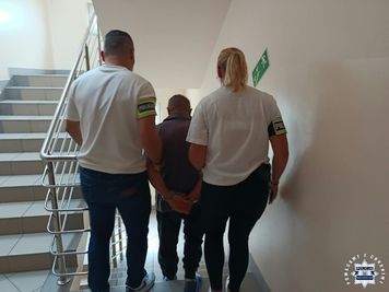Wyrzucił żywego psa do kosza na śmieci! Policjanci szybko dopadli 64-latka