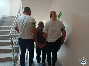 Wyrzucił żywego psa do kosza na śmieci! Policjanci szybko dopadli 64-latka