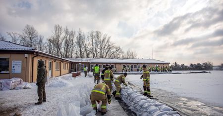 Pogoda. IMGW wydaje kolejne alerty hydrologiczne. Piętrzący lód podnosi poziomy rzek