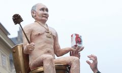 Niezwykła instalacja w Pradze. Posąg Putina na złotym sedesie