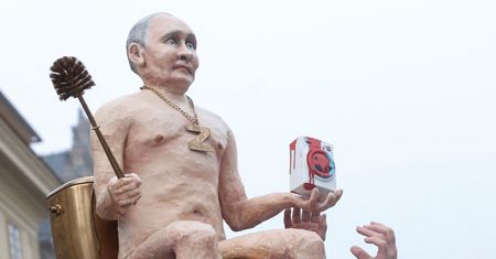 Niezwykła instalacja w Pradze. Posąg Putina na złotym sedesie