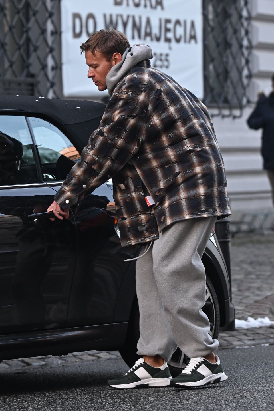 Dawid Woliński zaparkował swojego elektryka na zakazie