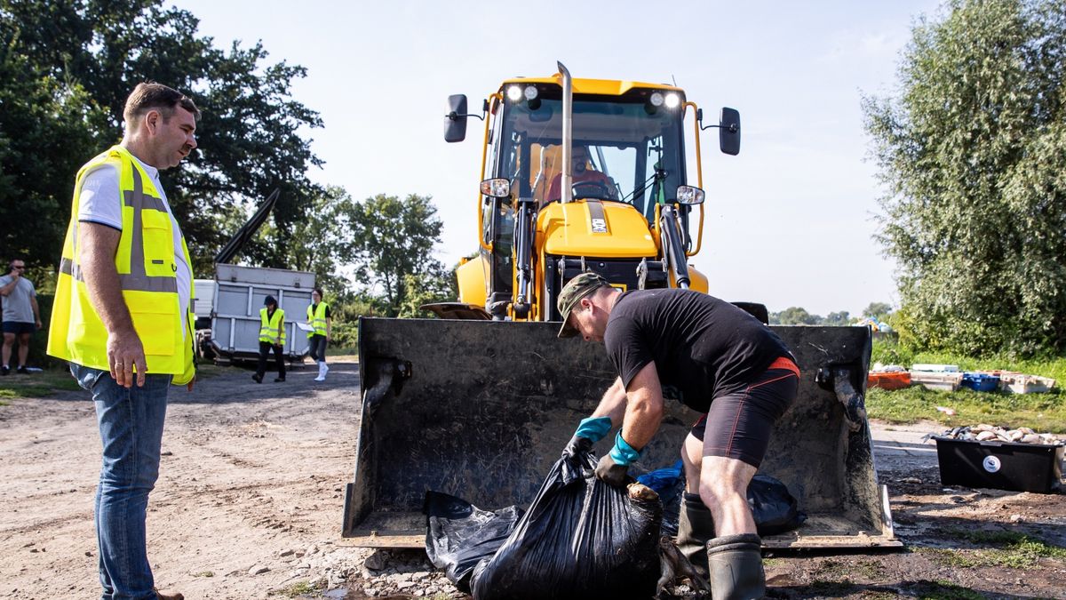 Akcja wyławiania śniętych ryb z Odry w dzielnicy Szczecin Żydowce