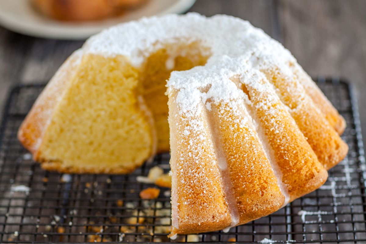 Ta wielkanocna babka smakuje jak marzenie. Aż trudno uwierzyć, iż nie ma w niej ani jajek, ani mleka