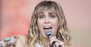 Miley Cyrus chwali się butami, POZUJĄC TOPLESS... (FOTO)