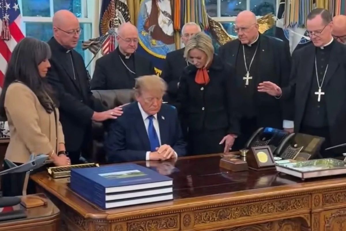Modlili się nad Trumpem. Teraz biskupi się tłumaczą. "Manipulacja"