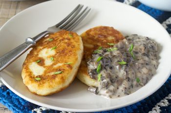 Gdy robię te kotlety ziemniaczane, o mielone nikt nie pyta. Najlepiej smakują z sosem pieczarkowym