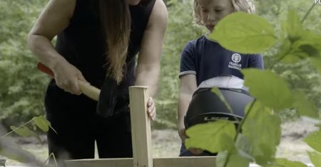 Drastyczne wideo. Matka z dzieckiem wbija krzyż przy drodze