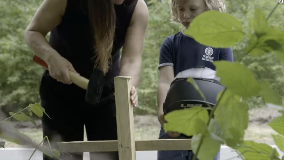 Spot towarzyszący kampanii "Nie daj sobie wbić krzyża" przygotowali słuchacze kursu policyjnego w Legionowie