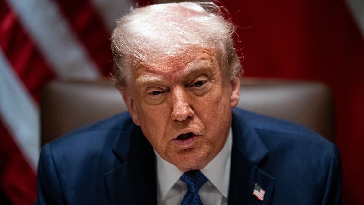 Norway's Prime Minister Jonas Gahr Store meets US President Trump at the White House
epa12052221 US President Donald Trump speaks during a lunch with Norway's prime minister Jonas Gahr Store, in the cabinet room of the White House in Washington, DC, USA, 24 April 2025.  EPA/AL DRAGO / POOL 
Dostawca: PAP/EPA.
AL DRAGO / POOL
meeting, white house, diplomacy
