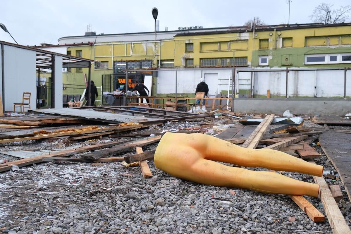 Rozbiórka stoisk handlowych na targowisku przy ul. Ruskiej w Lublinie