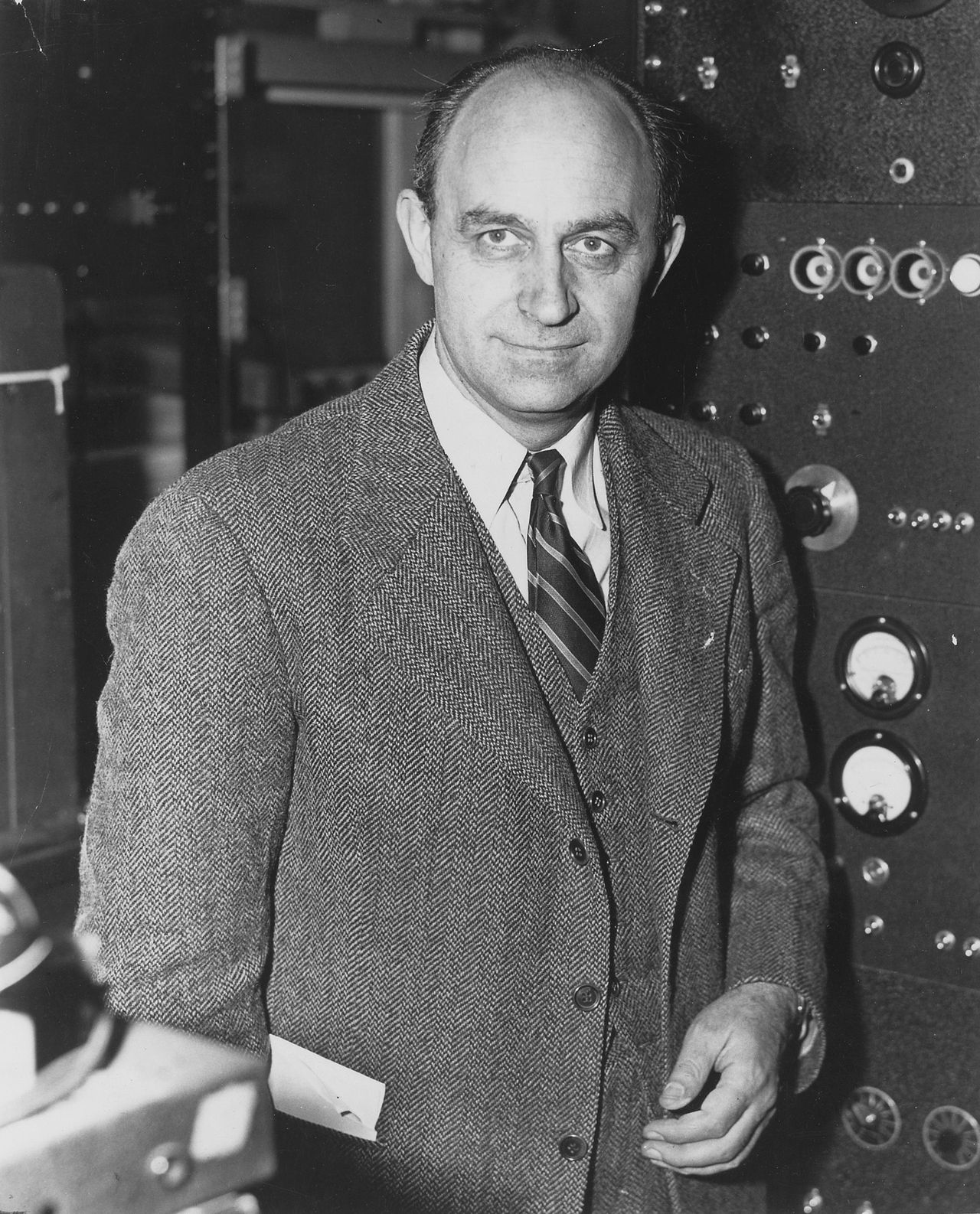 Enrico Fermi (ur. 29 września 1901 w Rzymie, Włochy, zm. 28 listopada 1954 w Chicago, USA) – włoski fizyk teoretyk, laureat Nagrody Nobla z dziedziny fizyki w roku 1938. Źródło: Wikipedia, CC.