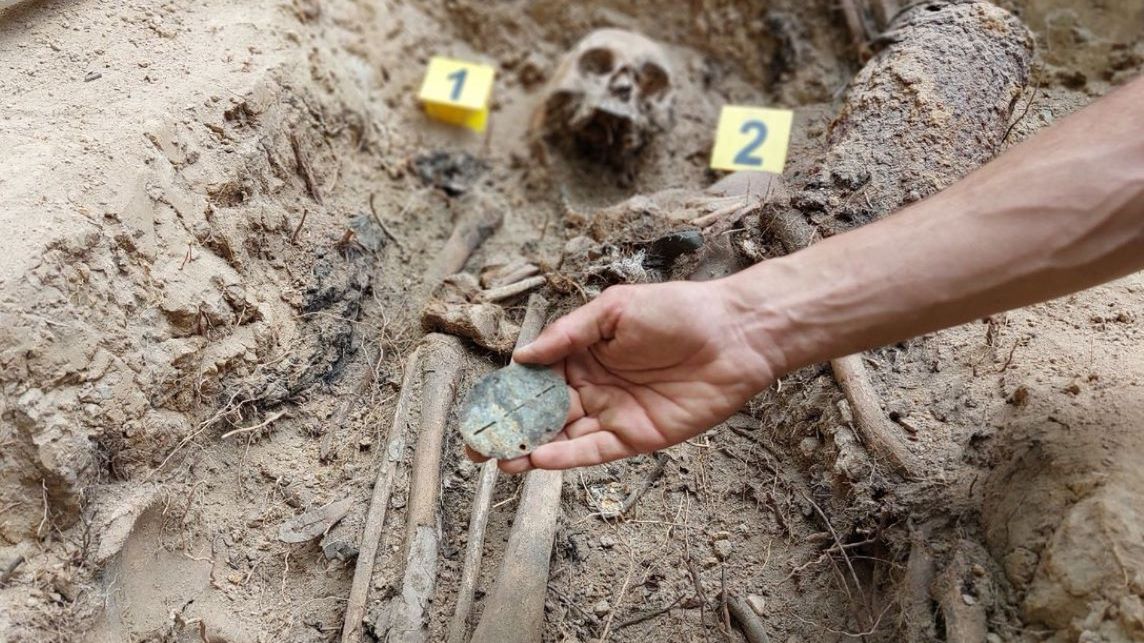 Masowy grób odkryty w Dziewinie 