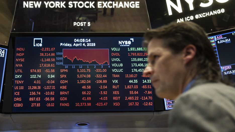 A screen showing stock prices at the end of the trading day on the floor of the New York Stock Exchange in New York, New York, USA, on 04 April 2025. World financial markets are continuing to react to reciprocal tariffs that US President Donald Trump implemented this week and the Dow Jones industrial average lost 5.5% today. EPA/JUSTIN LANE Dostawca: PAP/EPA.