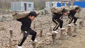 Ojciec trenuje dzieci na mistrzów kung fu