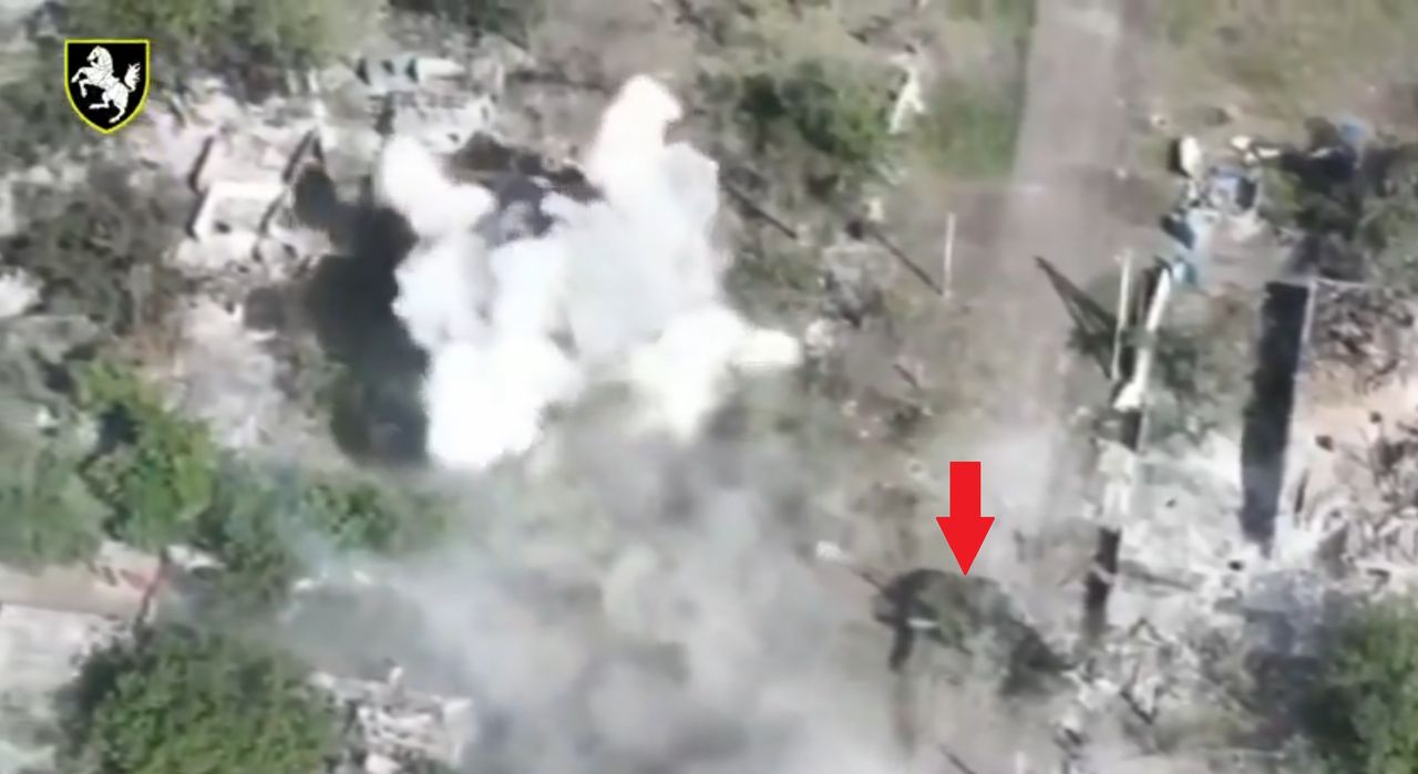 Ukraiński czołg T-64 strzelający do budynku zajmowanego przez Rosjan.