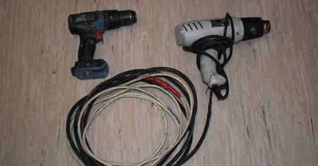 Brutalne tortury i niewola: Dwaj mężczyźni przypalali znajomego opalarką i grozili wiertarką