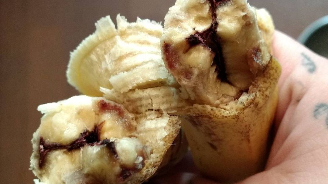 Co oznacza ciemna linia wewnątrz banana? (WIDEO)