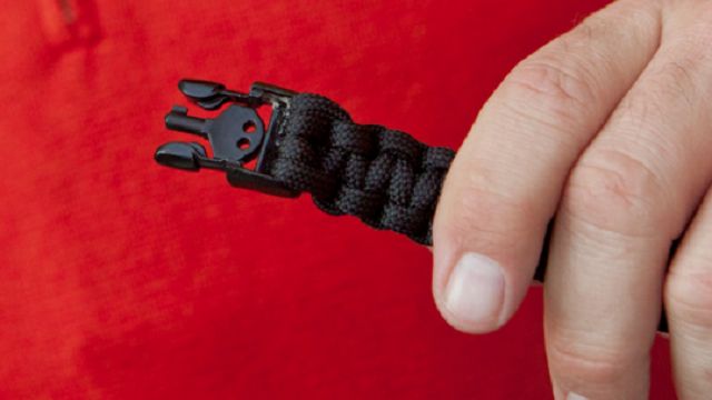 Bransoletka, którą nosi najbardziej znany haker świata 1