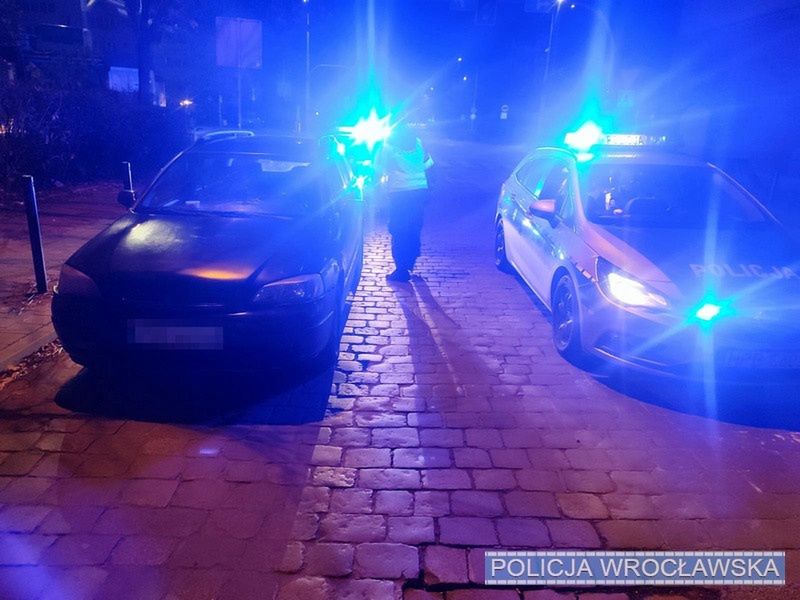 Kierowca zachowywał się podejrzanie. Policjanci szybko ustalili dlaczego