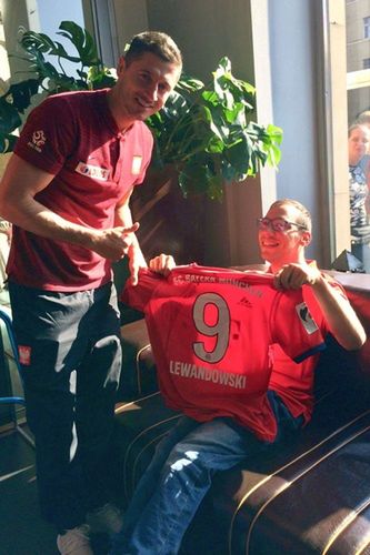 Robert Lewandowski przekazał Arturowi koszulkę Bayernu Monachium. Fot. Archiwum Artura Leszka