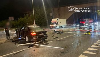 Wybrzeże Szczecińskie: Wjechał BMW w barierki i sygnalizator. Otrzymał 5 tys. złotych mandatu