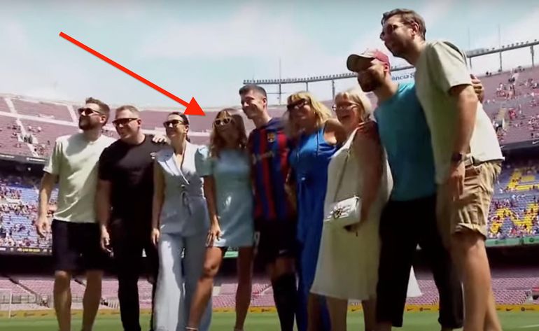 Robert Lewandowski z rodziną, przyjacielami i najbliższymi współpracownikami na murawie stadionu Camp Nou. Fot. YT/Barcelona