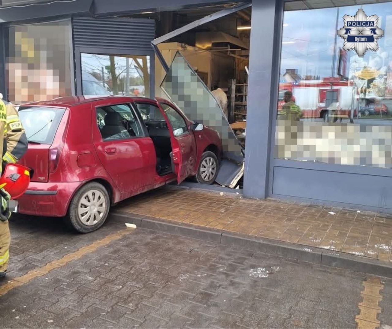 Feralny tłusty czwartek. 87-latek wjechał w budynek cukierni