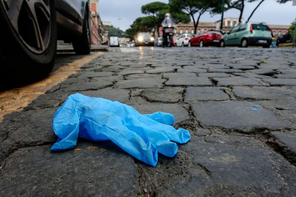 Rękawiczki na ulicach Neapolu leżą praktycznie wszędzie