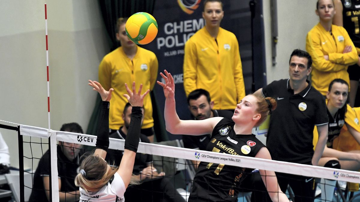 siatkarka drużyny Grupa Azoty Chemik Police Martyna Grajber (z lewej) i Isabelle Haak (z prawej) z zespołu VakifBank Stambuł