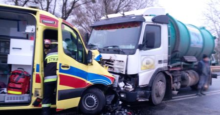 Czołowe zderzenie karetki pogotowia z pojazdem ciężarowym. Trzy osoby poszkodowane